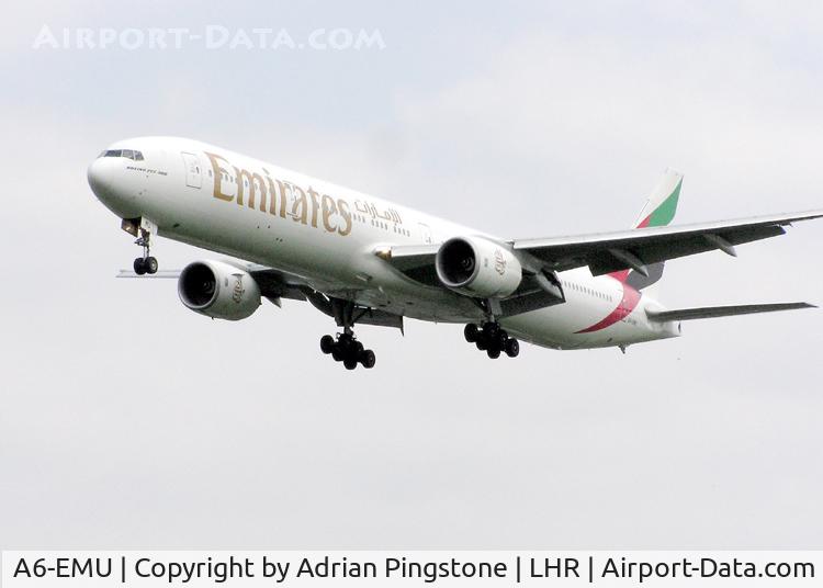 A6-EMU, 2002 Boeing 777-31H C/N 29064, Emirates Boeing 777-300 (A6-EMU) landing at London (Heathrow) Airport in May 2004