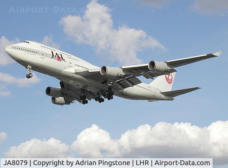 JA8079, 1990 Boeing B747-446 C/N 24885, apan Air Lines Boeing 747-400 landing at London (Heathrow) Airport in Aug 2002. In 2003 this colour scheme was superseded.
