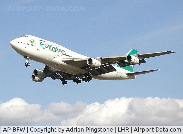 AP-BFW, 1985 Boeing 747-367 C/N 23221, Boeing 747-300 of Pakistan International Airlines (AP-BFW) on the approach to London (Heathrow) Airport in July 2002
