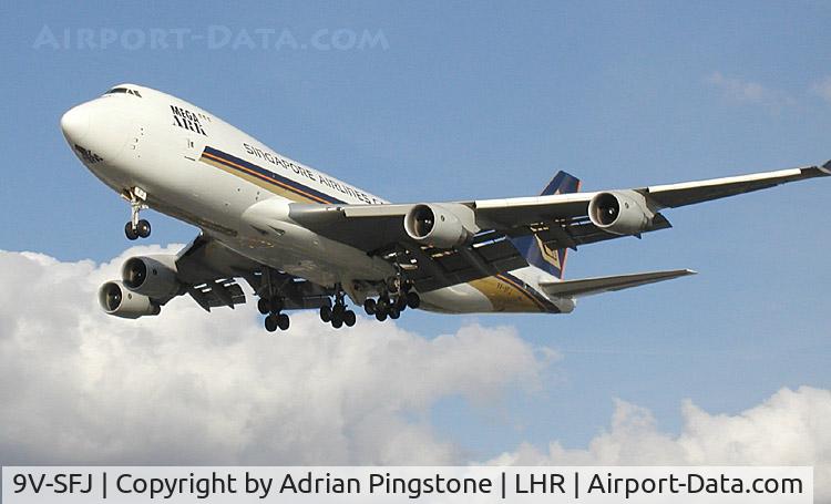 9V-SFJ, 2001 Boeing 747-412F/SCD C/N 26559, Boeing 747-400 of Singapore Airlines Cargo (9V-SFJ) on the approach to London (Heathrow) Airport in August 2002