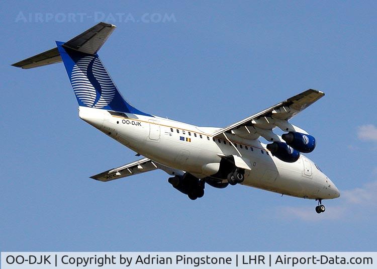 OO-DJK, 1995 British Aerospace Avro 146-RJ85 C/N E.2271, A T-tailed British Aerospace Avro RJ-85 of SN Brussels Airlines, on the approach to London (Heathrow) Airport (England) in August 2002