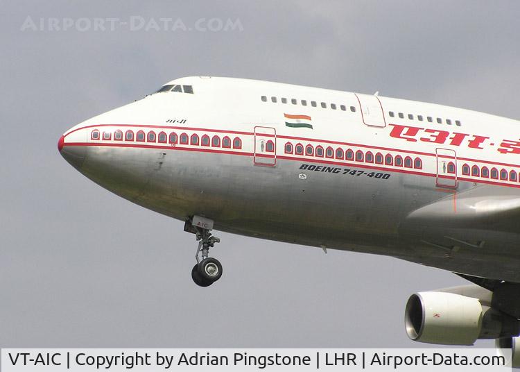 VT-AIC, 1989 Boeing 747-4B5 C/N 24198, Close-up on the nose of an Air India Boeing 747-400 (VT-AIC) landing at London (Heathrow) Airport, May 2004