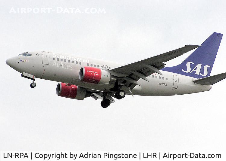 LN-RPA, 1998 Boeing 737-683 C/N 28290, SAS Boeing 737-600 (LN-RPA) landing at London (Heathrow) Airport May 2004