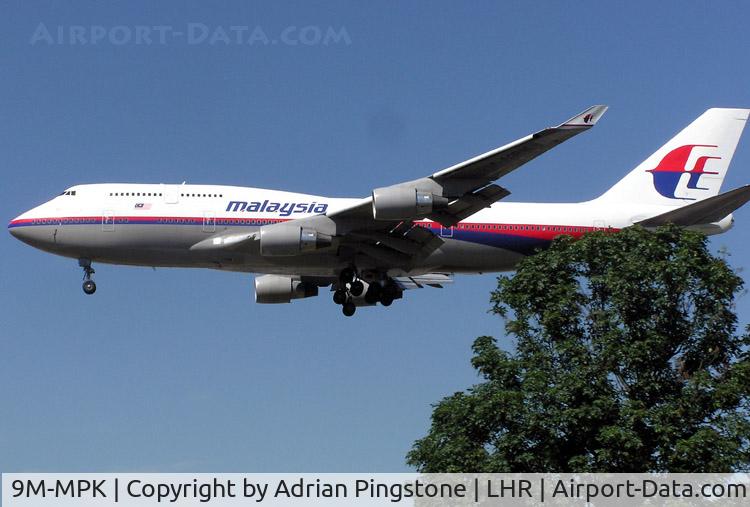 9M-MPK, 1998 Boeing 747-4H6 C/N 28427, Malaysia Boeing 747-400 (9M-MPK) landing at London (Heathrow) Airport in August 2004.