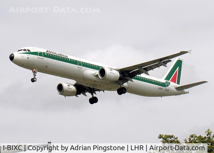 I-BIXC, 1995 Airbus A321-112 C/N 526, Alitalia Airbus A321-100 (I-BIXC) landing at London (Heathrow) Airport in June 2003
