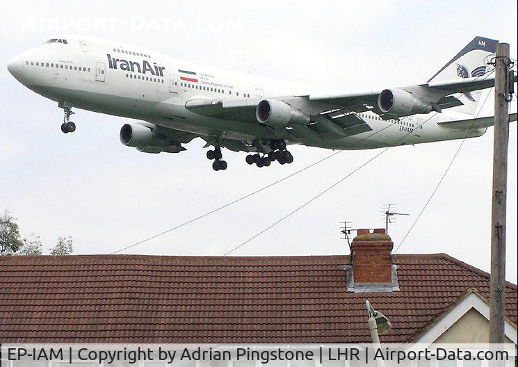 EP-IAM, 1979 Boeing 747-186B C/N 21759, Iranair Boeing 747-100 (EP-IAM) flies across the roofs of Myrtle Avenue, on the approach to London (Heathrow) Airport in May 2004