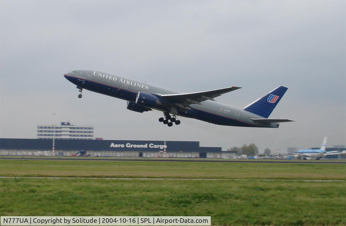 N777UA, 1995 Boeing 777-222 C/N 26916, United Airlines Boeing 777 taking off at Schiphol Airport Netherland.
