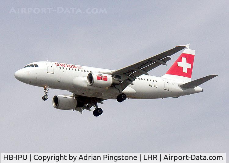 HB-IPU, 1997 Airbus A319-112 C/N 713, Swiss International Airlines Airbus A319-100 (HB-IPU) on the approach to London (Heathrow) Airport (UK) in Sept 2003