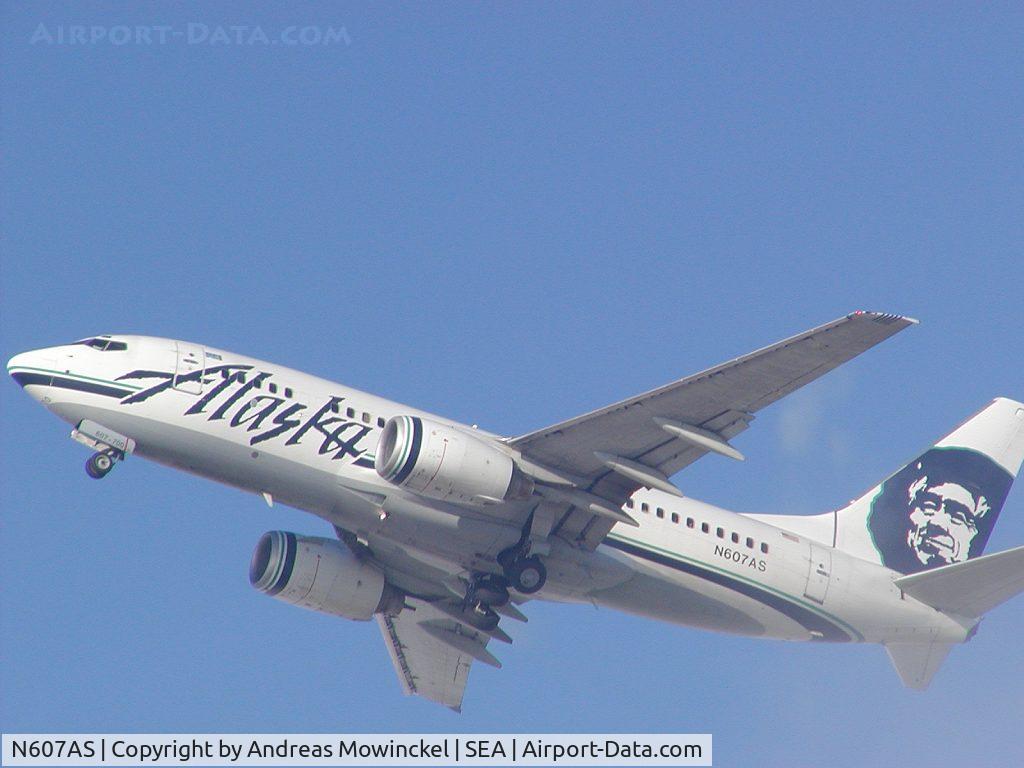 N607AS, 1999 Boeing 737-790 C/N 29751, Alaska Airlines Boeing 737 taking off from Seattle-Tacoma International Airport