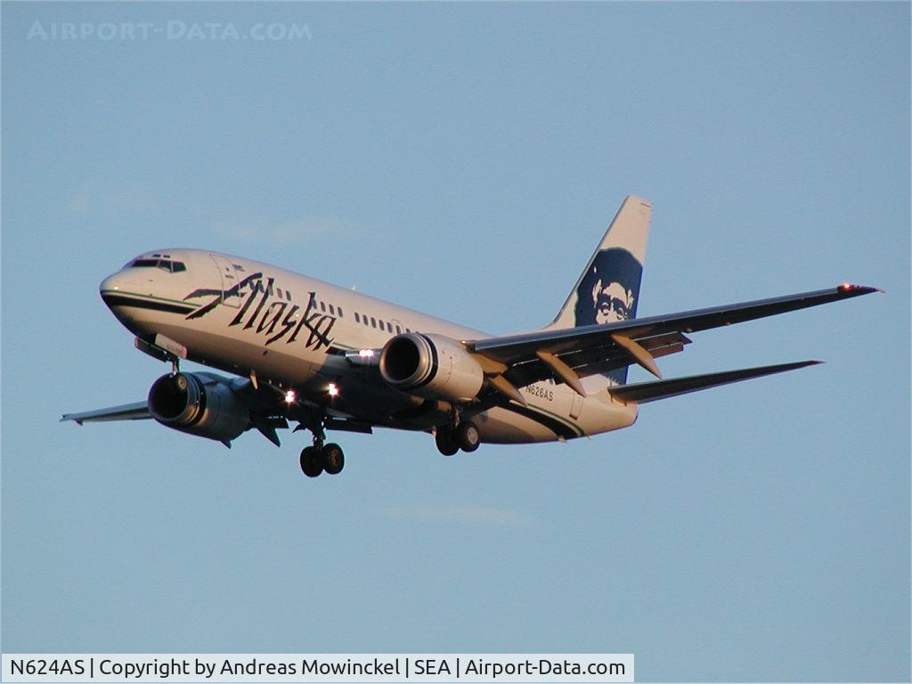 N624AS, 2000 Boeing 737-790 C/N 30778, Alaska Airlines Boeing 737 landing at Seattle-Tacoma International Airport