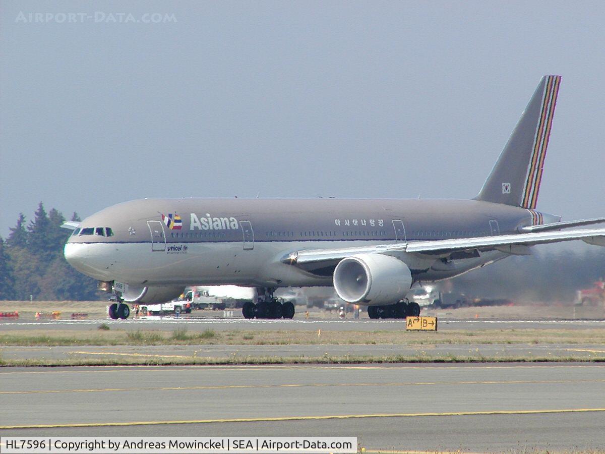 HL7596, 2001 Boeing 777-28E/ER C/N 28681, Asiana Airlines Boeing 777 at Seattle-Tacoma International Airport
