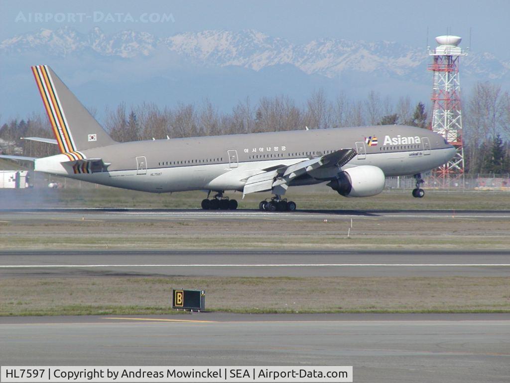 HL7597, 2001 Boeing 777-28E/ER C/N 28686, Asiana Airlines Boeing 777 landing at Seattle-Tacoma International Airport