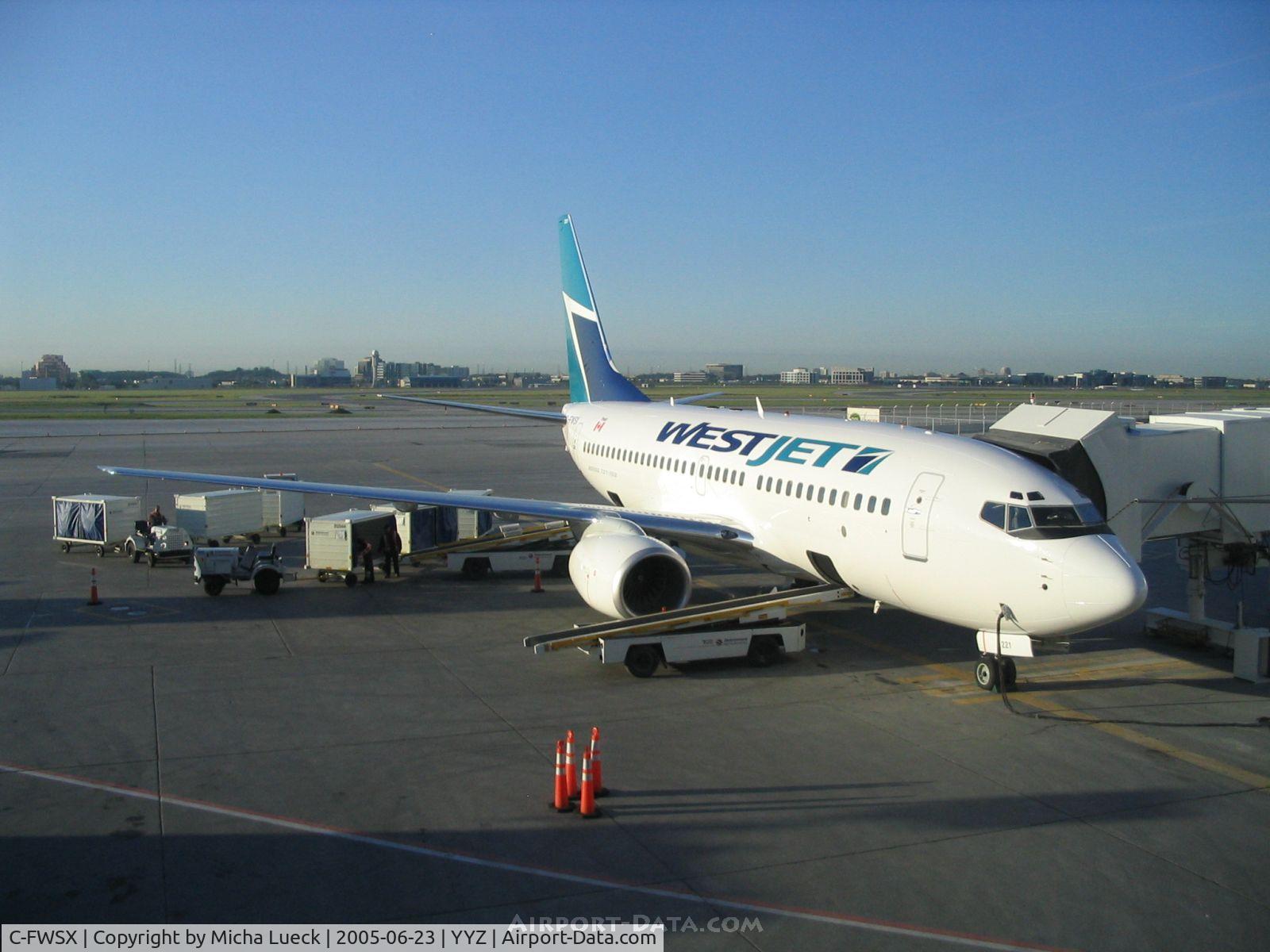 C-FWSX, 2004 Boeing 737-7CT C/N 32761, Early morning in Toronto