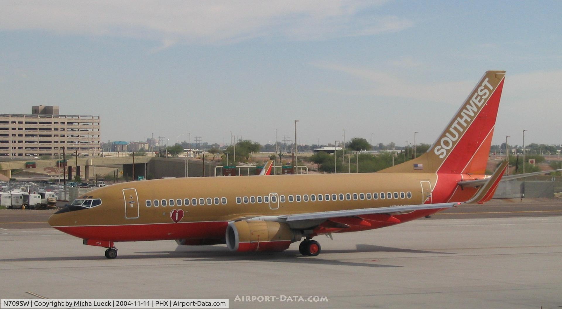 N709SW, 1998 Boeing 737-7H4 C/N 27843, Leaving the terminal at Phoenix