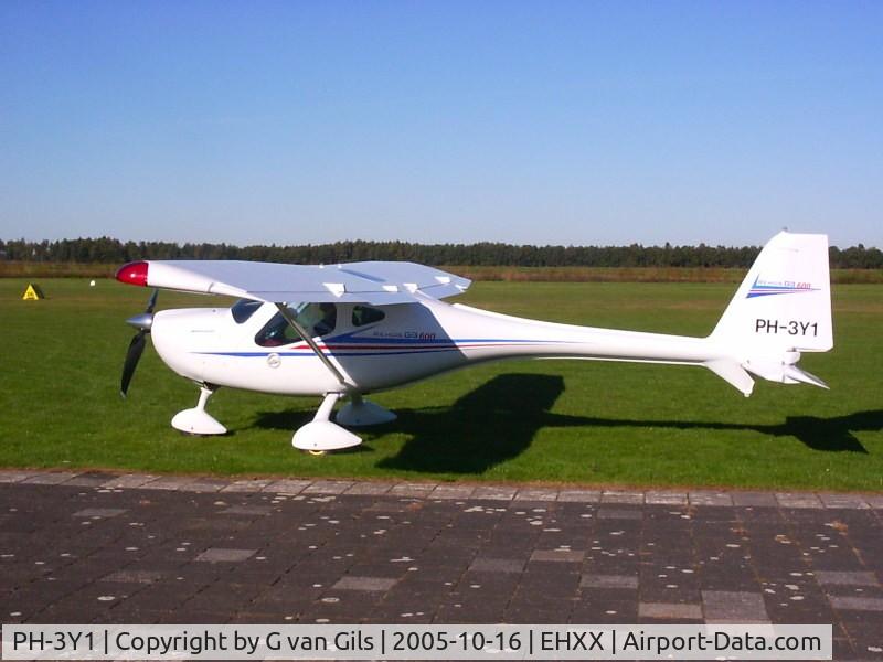 PH-3Y1, Remos G-3 Mirage C/N 166, PH-3Y1 Waiting for take-off. In background you can see Stadskanaal landing strip.