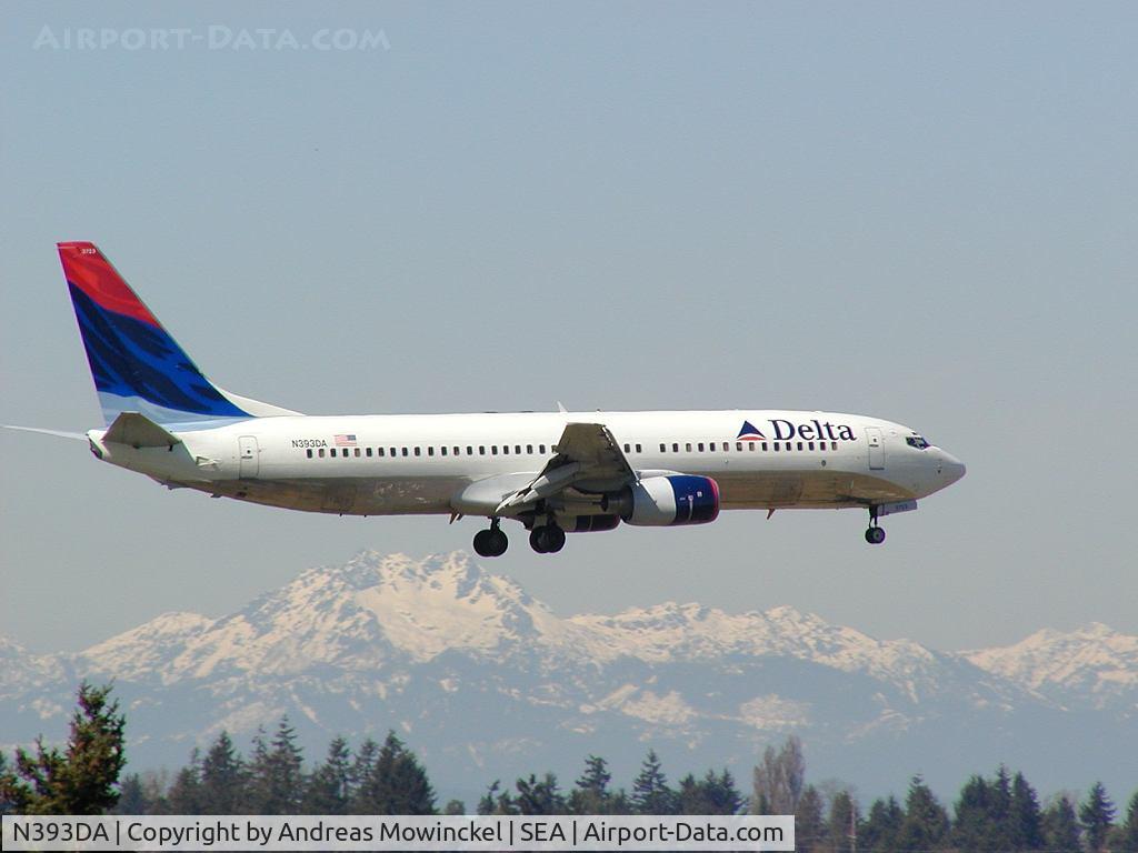 N393DA, 2000 Boeing 737-832 C/N 30377, Delta Airlines Boeing 737 landing at Seattle-Tacoma International Airport