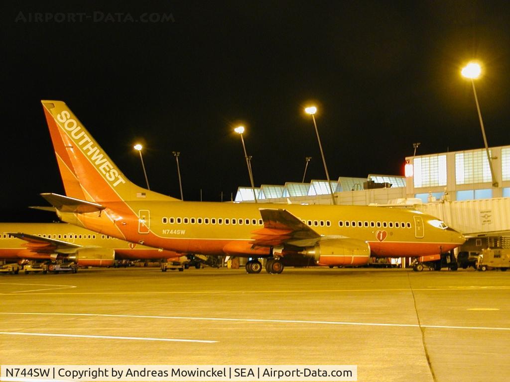 N744SW, 1999 Boeing 737-7H4 C/N 29490, Southwest Airlines Boeing 737 in old livery at Seattle-Tacoma International Airport