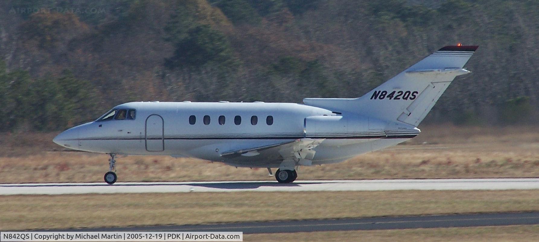 N842QS, 2001 Raytheon Hawker 800XP C/N 258542, Landing PDK on 2R
