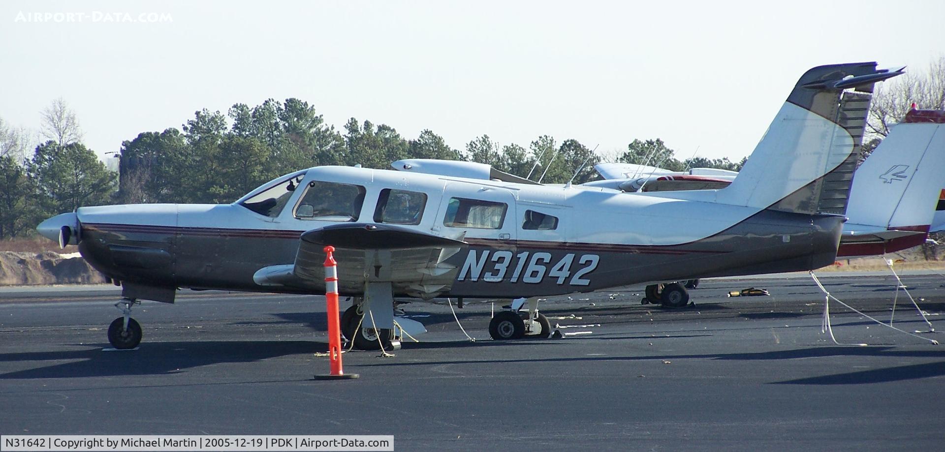 N31642, 1978 Piper PA-32RT-300 C/N 32R-7885114, Tied down @ PDK with vairous AC in background
