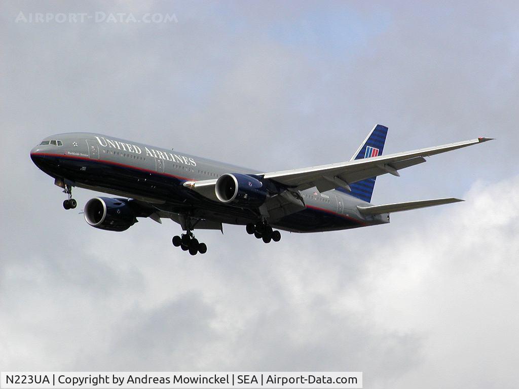 N223UA, 2001 Boeing 777-222 C/N 30224, United Airlines Boeing 777 on final at Seattle-Tacoma International Airport