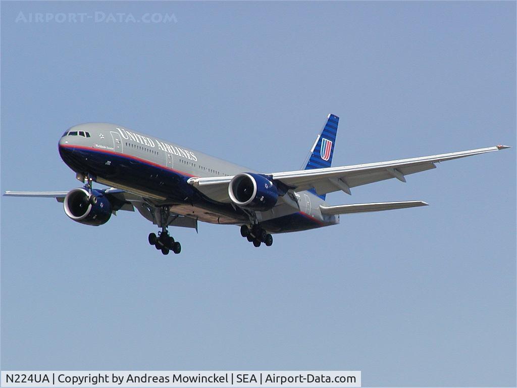 N224UA, 2001 Boeing 777-222 C/N 30225, United Airlines Boeing 777 landing at Seattle-Tacoma International Airport
