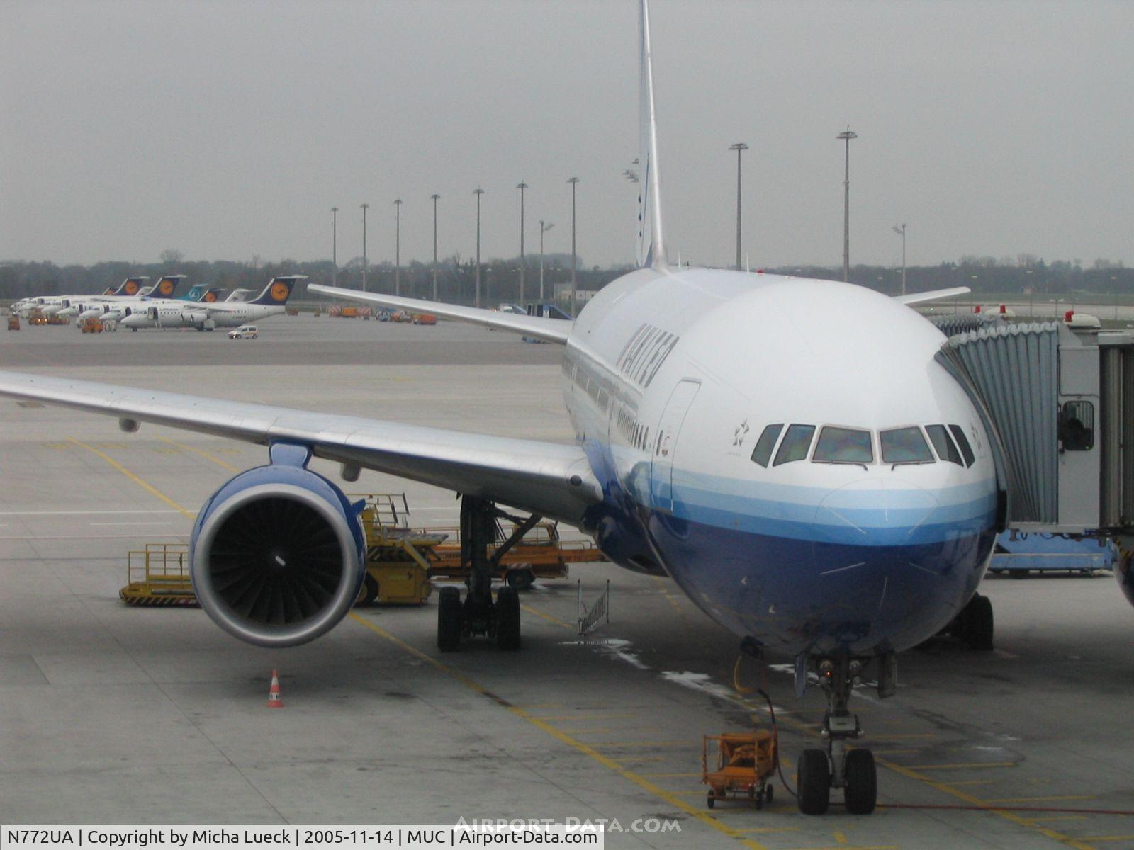 N772UA, 1995 Boeing 777-222 C/N 26930, Waiting to be loaded
