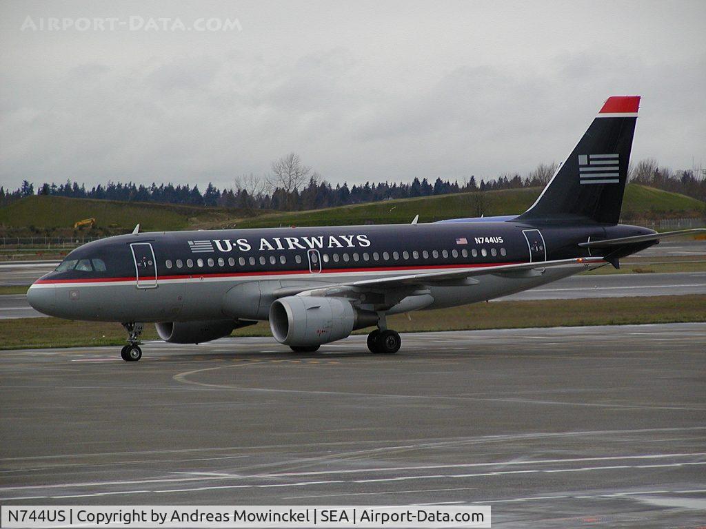 N744US, 2006 Diamond DA-40 Diamond Star C/N 40.724, US Airways A319 at Seattle-Tacoma International Airport