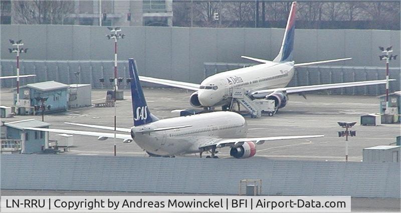 LN-RRU, 2002 Boeing 737-883 C/N 28327, Scandinavian Corner:  SAS 737-883