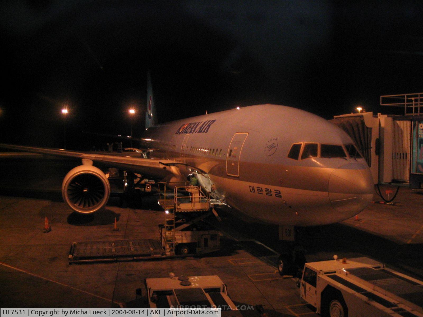 HL7531, 1997 Boeing 777-2B5/ER C/N 27946, Waiting for the late night departure to Seoul
