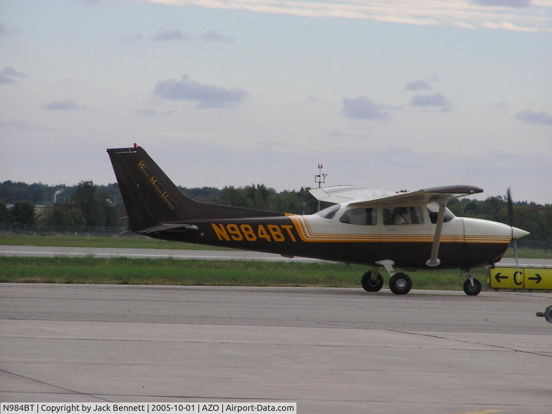 N984BT, 1998 Cessna 172R C/N 17280431, In Kalamazoo