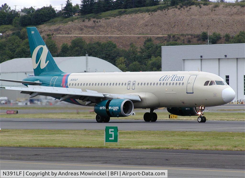N391LF, 1997 Airbus A320-232 C/N 676, Ryan Int'l Airlines operated this A320 for a group of airTran employees to pick up the company's first 737-700 (Jun04)