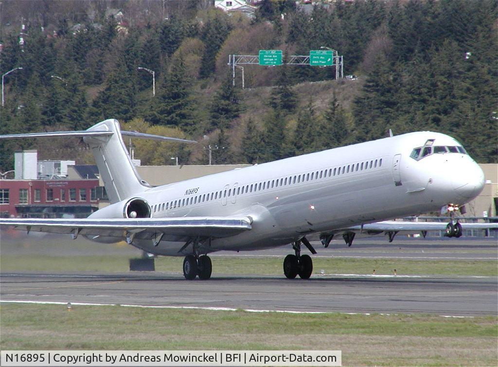 N16895, 2007 Cessna 172S C/N 172S10618, Callsign 'Justice'. This ex-Continental MD82 now transports prisoners.