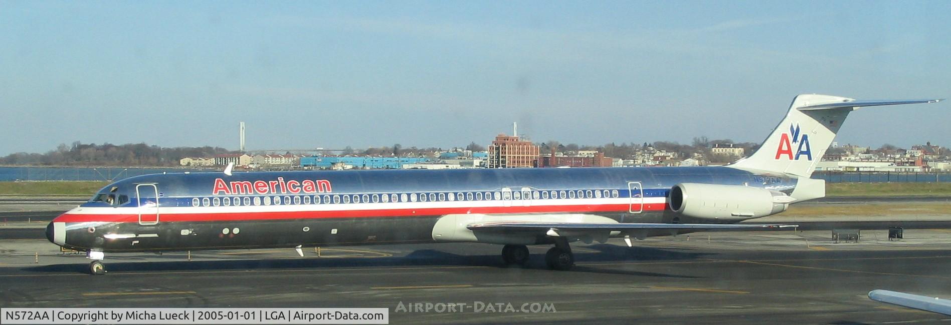 N572AA, 1987 McDonnell Douglas MD-83 (DC-9-83) C/N 49458, Taxiing to the gate on a crisp January day