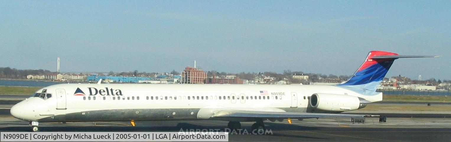 N909DE, 1992 McDonnell Douglas MD-88 C/N 53418, At La Guardia on a cold New Years' Day
