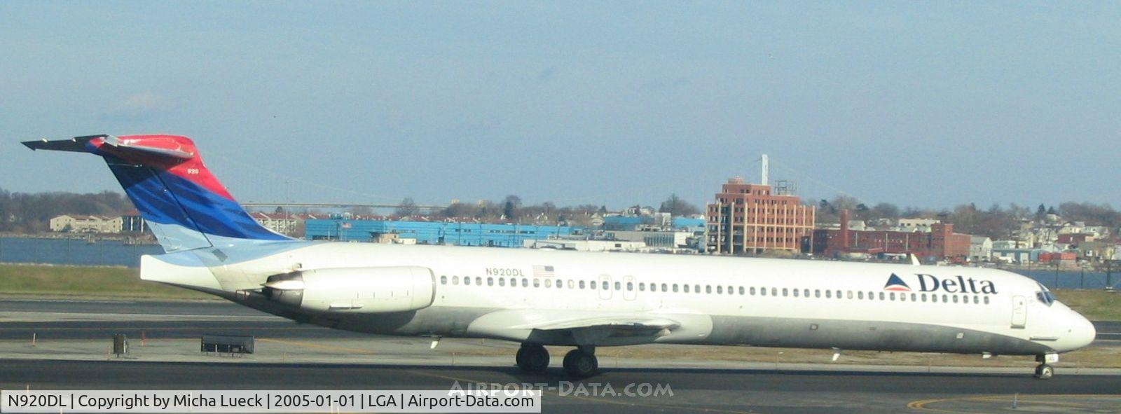 N920DL, 1988 McDonnell Douglas MD-88 C/N 49644, At La Guardia on a cold New Years' Day