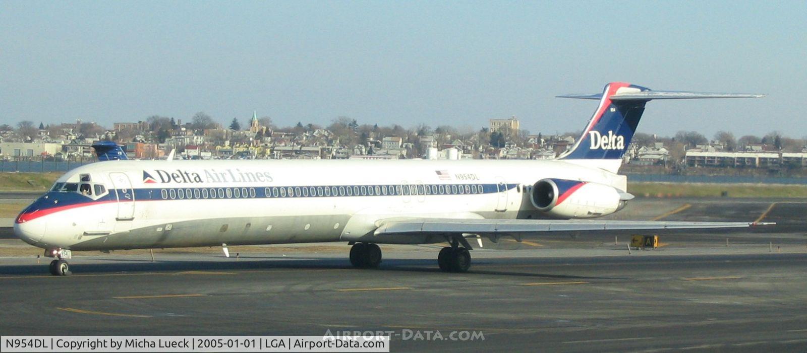 N954DL, 1990 McDonnell Douglas MD-88 C/N 49885, At La Guardia on a cold New Years' Day