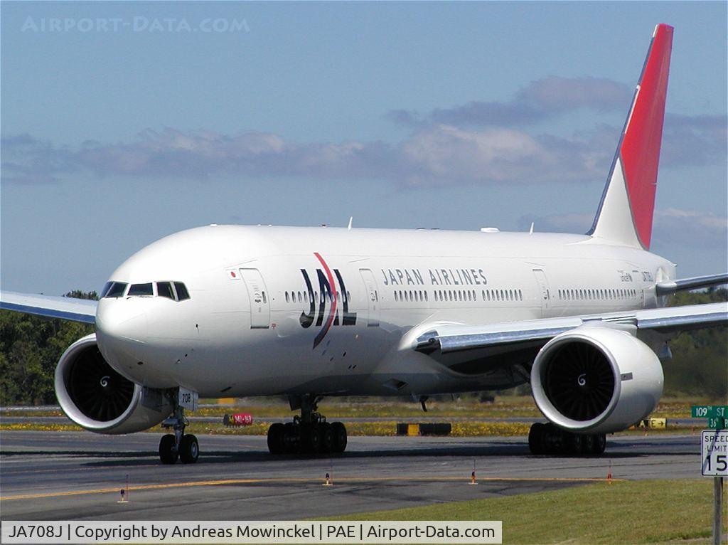 JA708J, 2004 Boeing 777-246/ER C/N 32895, Japan Airlines B777 at Paine Field Airport