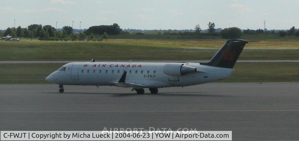 C-FWJT, 1995 Canadair CRJ-100ER (CL-600-2B19) C/N 7098, Taxiing at Canada's Capital City