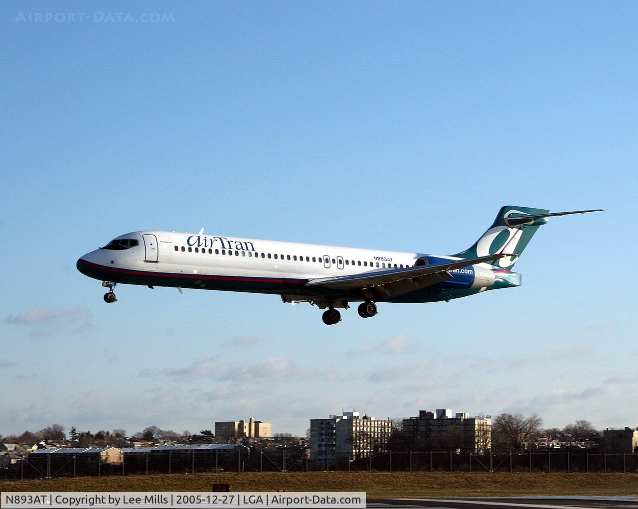 N893AT, 2004 Boeing 717-200 C/N 55045, Landing at LGA