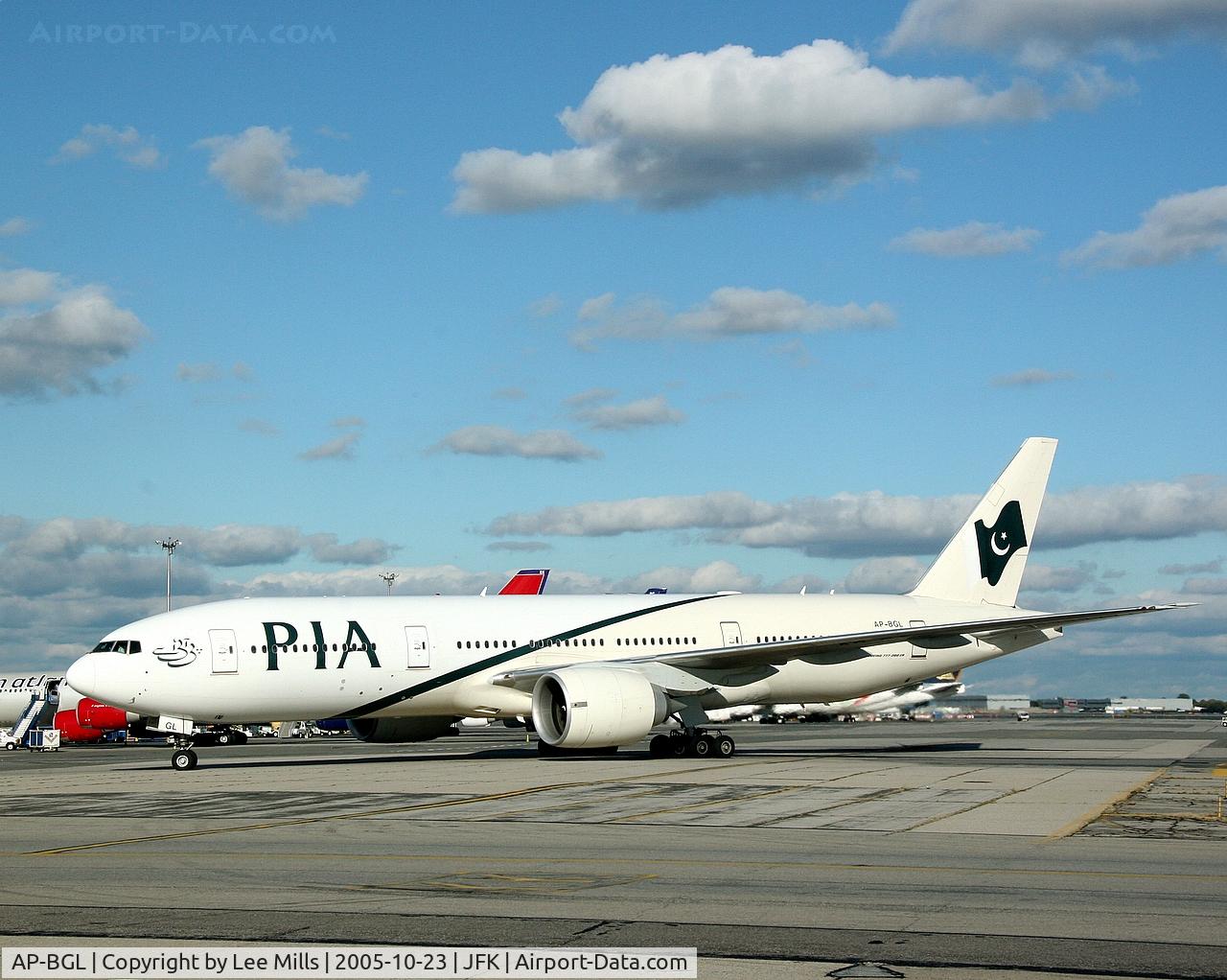 AP-BGL, 2004 Boeing 777-240/ER C/N 33777, Taxing out at JFK
