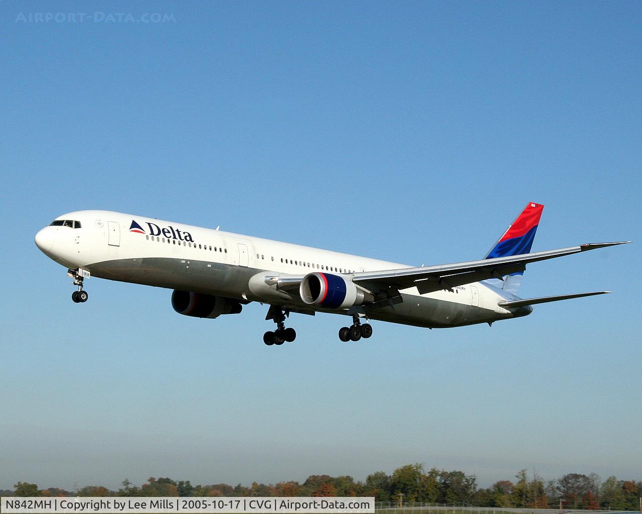 N842MH, 2001 Boeing 767-432/ER C/N 29715, Landing on Runway 18C in CVG