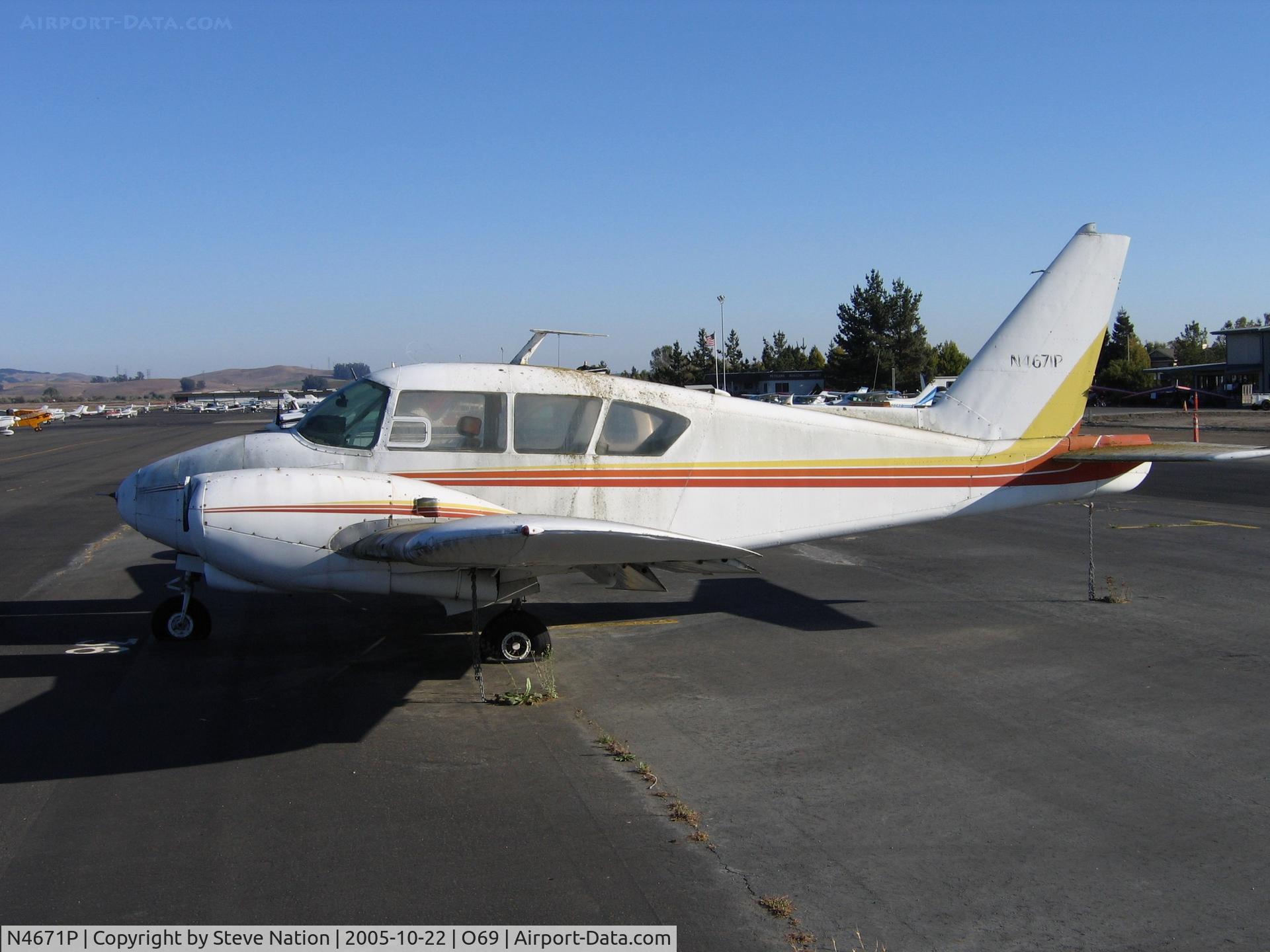 N4671P, 1960 Piper PA-23-250 C/N 27-200, Scruffy looking 1960 Piper PA-23-250 Apache at Petaluma, CA
