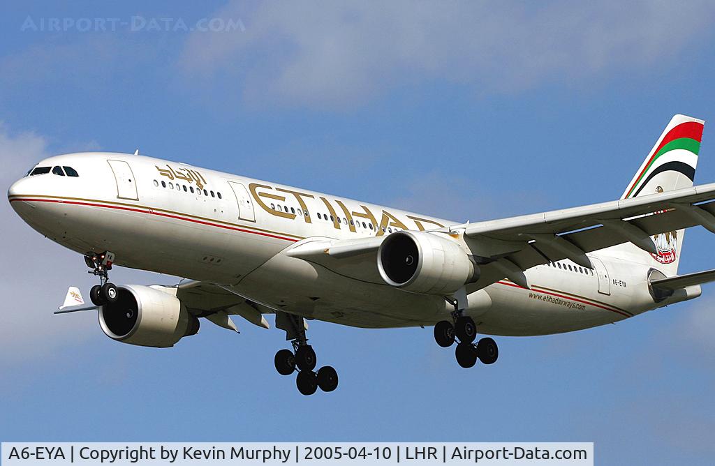 A6-EYA, 2000 Airbus A330-223 C/N 361, Fine looking A.330 drifting into Heathrow's 27R.