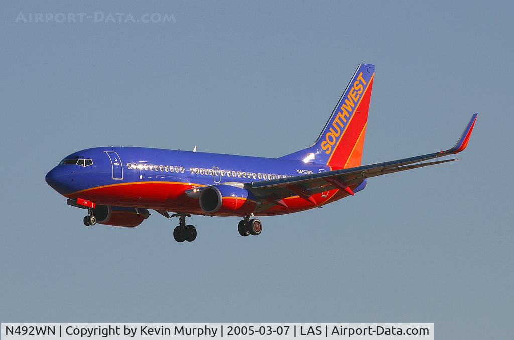 N492WN, 2004 Boeing 737-7H4 C/N 33866, Fine looking Southwest 737 on short finals to McCarran.