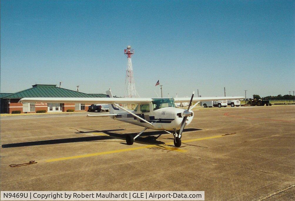 N9469U, 1976 Cessna 150M C/N 15078417, After a bumpy flight, due to heat, we decided to get a coke in GLE ;)