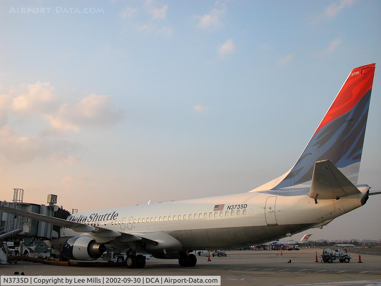 N3735D, 2000 Boeing 737-832 C/N 30381, At the gate in DCA