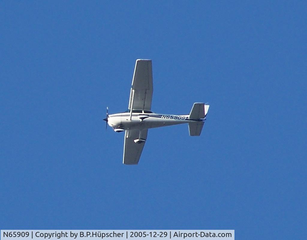 N65909, 1983 Cessna 172P Skyhawk II C/N 17275920, Flying over Nieuwegein the Netherlands