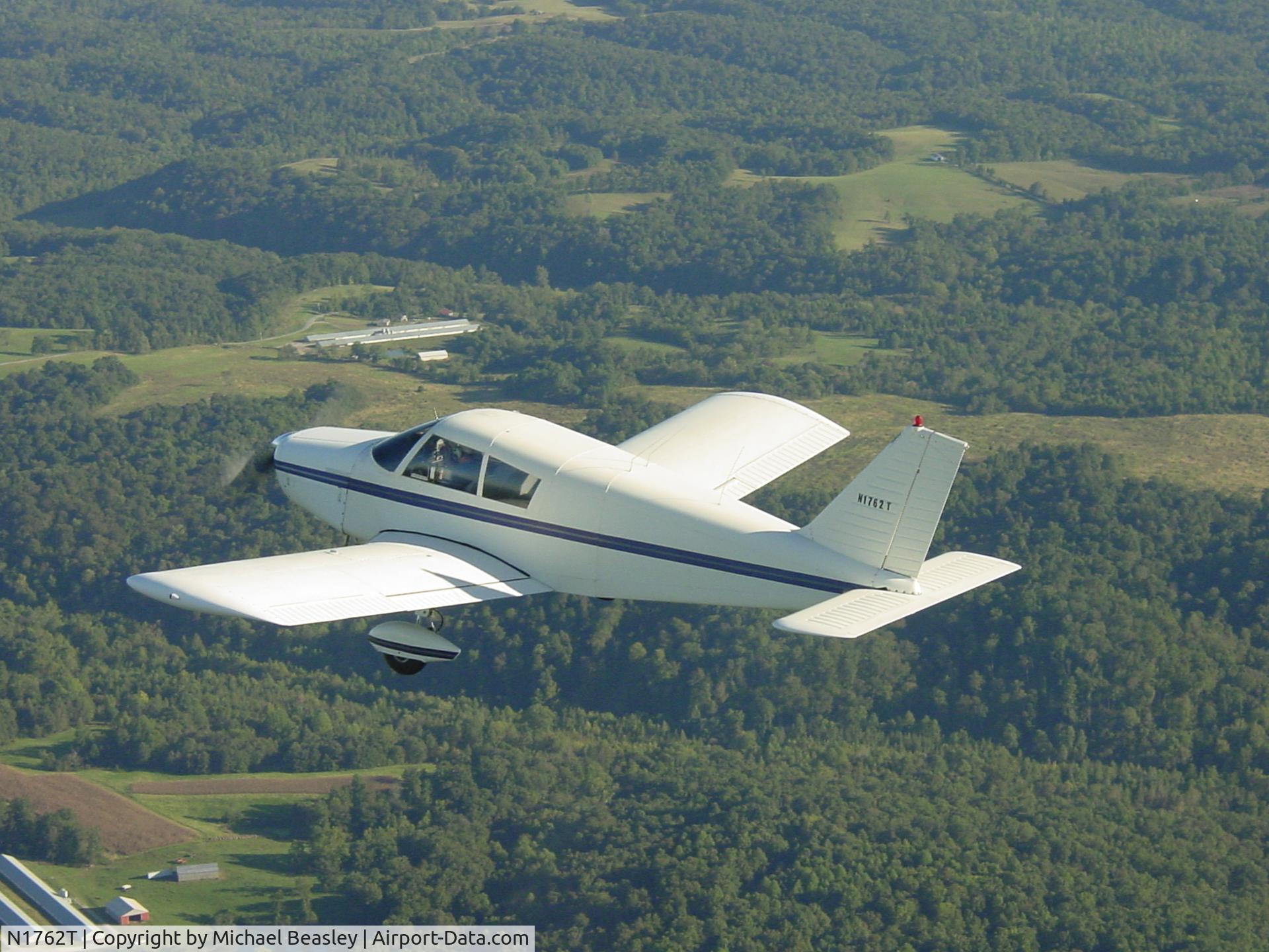 N1762T, 1970 Piper PA-28-140 C/N 28-7125080, N1762T inflight over Rough River Kentucky