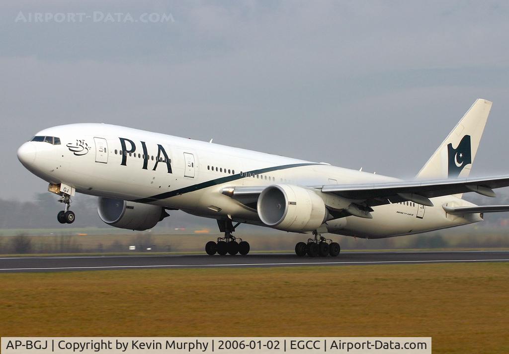 AP-BGJ, 2003 Boeing 777-240/ER C/N 33775, Departing a murky Manchester on 24L.