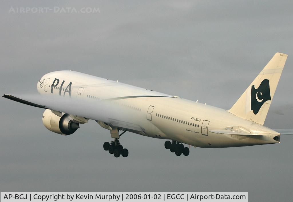 AP-BGJ, 2003 Boeing 777-240/ER C/N 33775, Departing a murky Manchester on 24L.